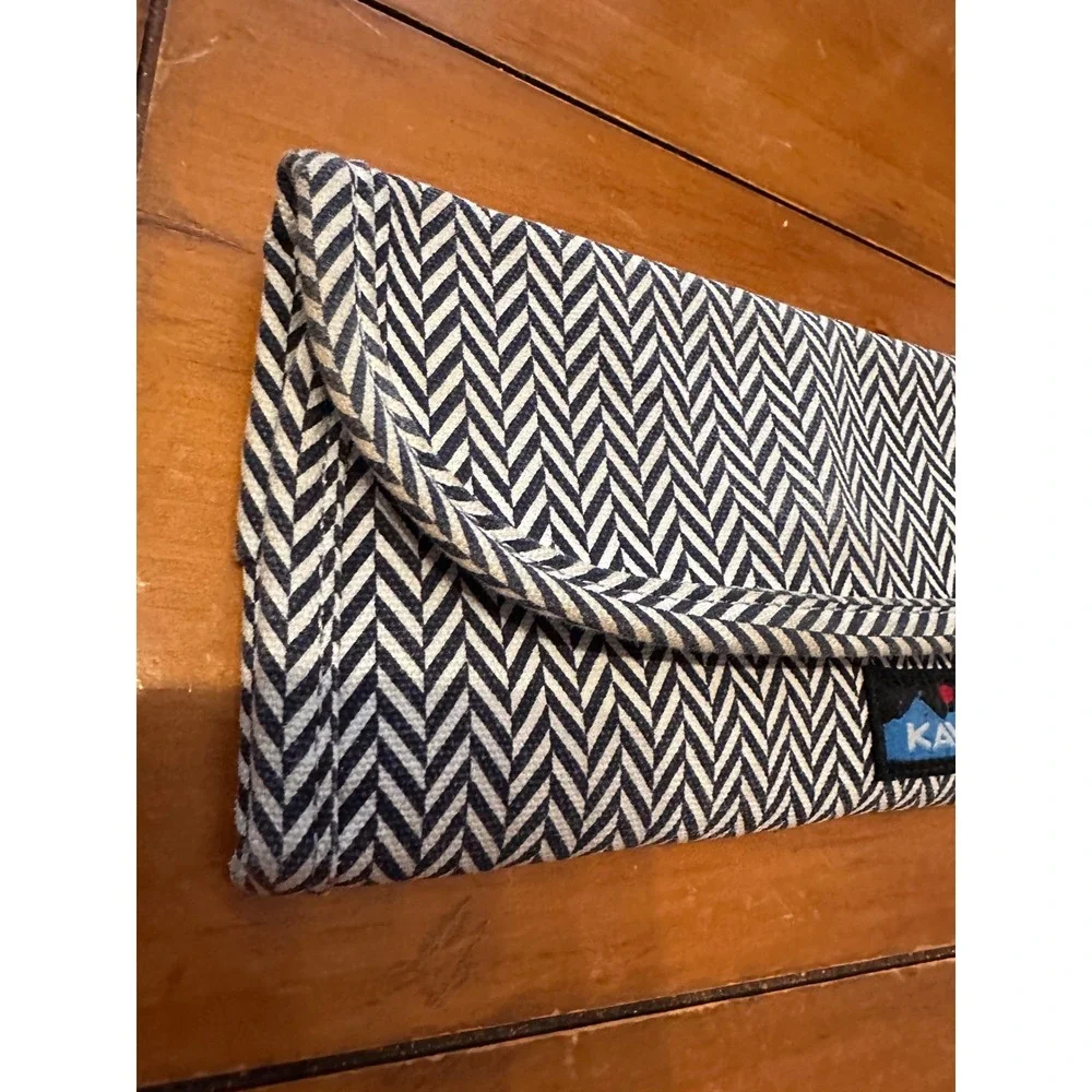 KAVU Big Spender Wallet Navy White Herringbone Canvas Trifold Magnetic Snap